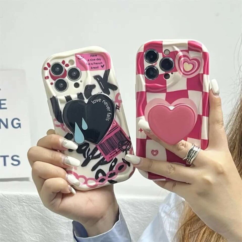 Checkered Patterned iPhone Case With Heart Grip (1)