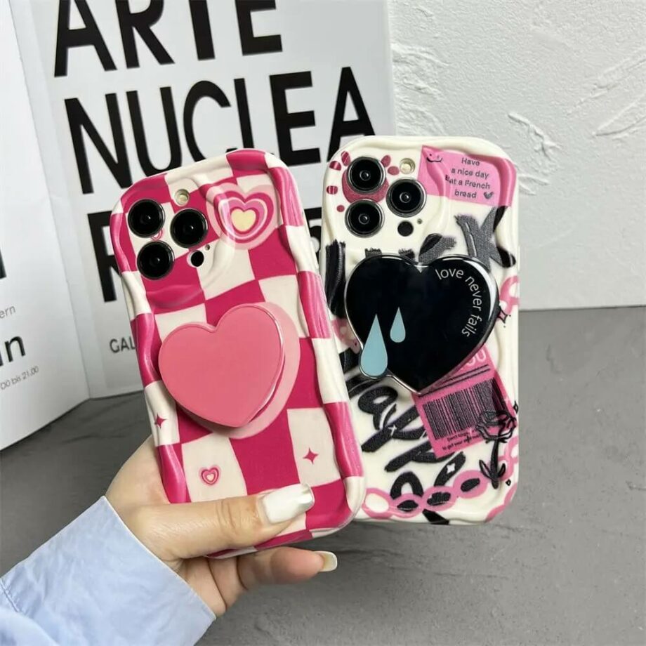 Checkered Patterned iPhone Case With Heart Grip (2)